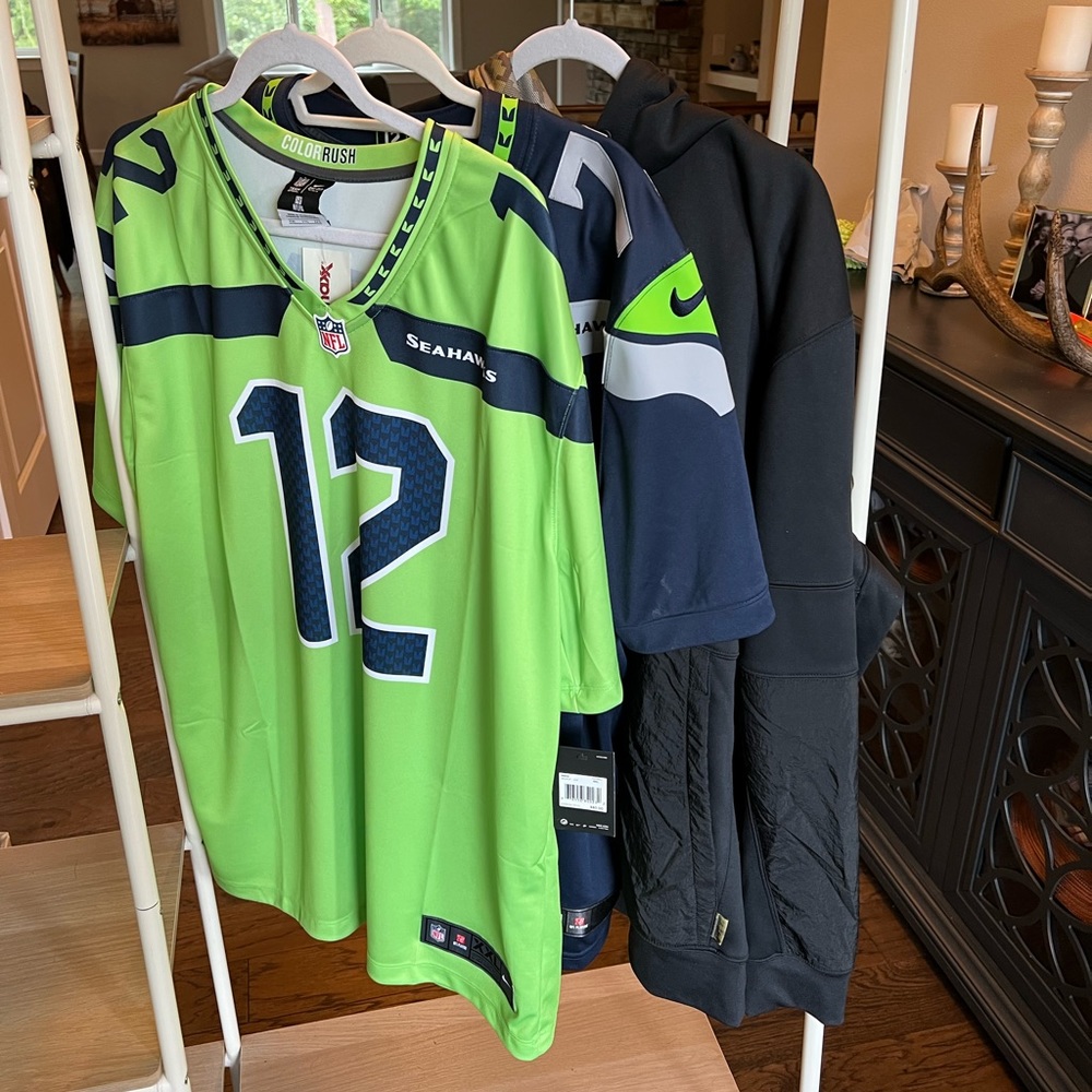 Seattle Seahawks - 2 XXL Jerseys & XXXL Sweatshirt